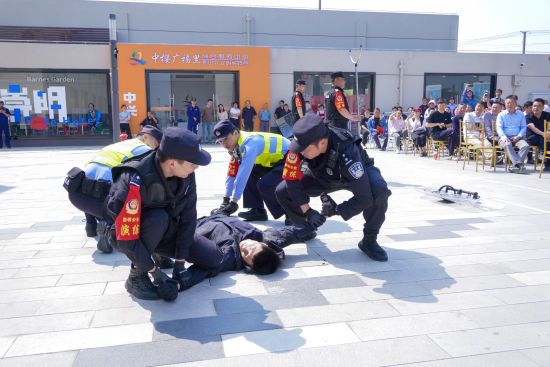 汲浜派出所民警联合乡镇部门开展综合应急演练。崇明公安供图 汲浜派出所民警联合乡镇部门开展综合应急演练。崇明公安供图