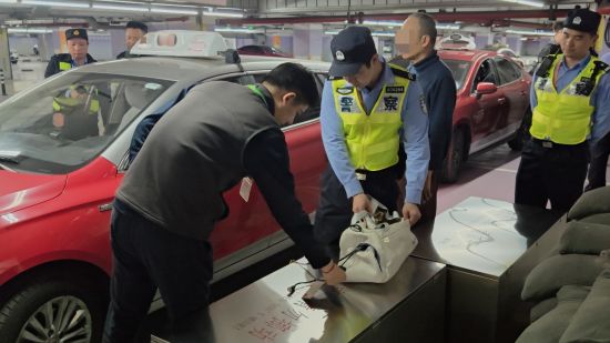 民警对出租车进行检查。上海机场公安供图 民警对出租车进行检查。上海机场公安供图