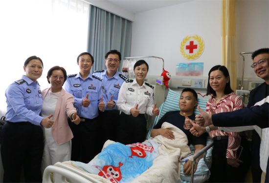 贲存贵顺利完成造血干细胞采集。上海市公安局国际机场分局供图 贲存贵顺利完成造血干细胞采集。上海市公安局国际机场分局供图