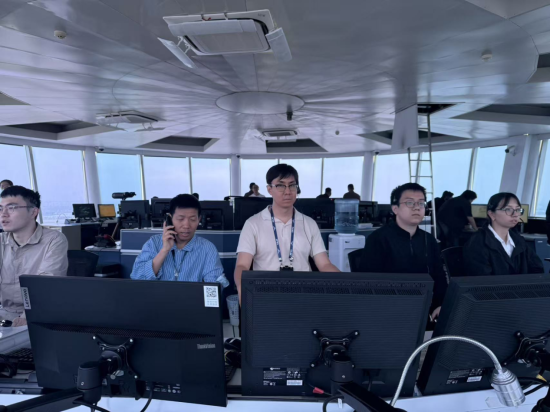浦东机场塔台管制员指挥航班安全运营。华东空管局空管中心供图 浦东机场塔台管制员指挥航班安全运营。华东空管局空管中心供图