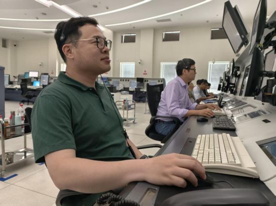 区域管制中心管制员实时关注航班运行。华东空管局空管中心供图 区域管制中心管制员实时关注航班运行。华东空管局空管中心供图