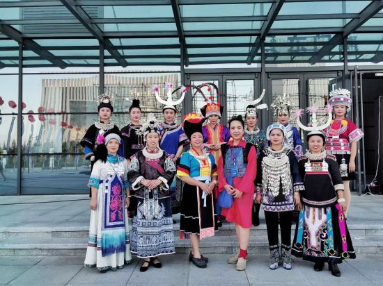 参加2019年第十六届蒙古族服装服饰艺术节的贵州代表队,前排右三为李珊。受访者供图 参加2019年第十六届蒙古族服装服饰艺术节的贵州代表队,前排右三为李珊。受访者供图