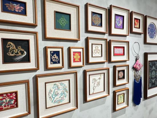 “贵州水族非遗马尾绣展”展示的贵州民族刺绣作品。樊中华摄 “贵州水族非遗马尾绣展”展示的贵州民族刺绣作品。樊中华摄