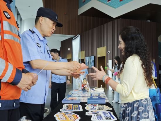 边防港航分局开展集中宣传日活动。上海市公安局边防和港航分局供图 边防港航分局开展集中宣传日活动。上海市公安局边防和港航分局供图