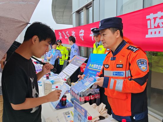 边防港航分局开展集中宣传日活动。上海市公安局边防和港航分局供图 边防港航分局开展集中宣传日活动。上海市公安局边防和港航分局供图