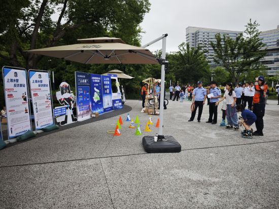 边防港航分局开展集中宣传日活动。上海市公安局边防和港航分局供图 边防港航分局开展集中宣传日活动。上海市公安局边防和港航分局供图