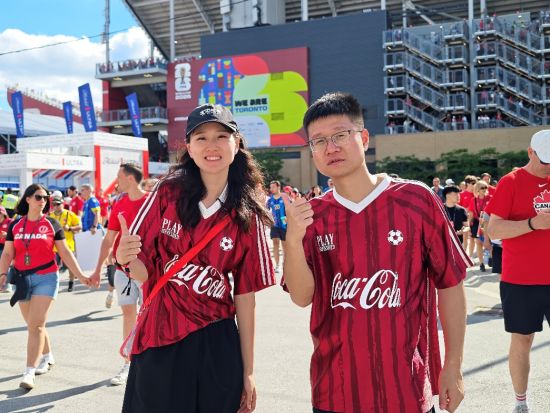 李媛媛(左)与胡兴(右)在2026年美加墨世界杯现场 李媛媛(左)与胡兴(右)在2026年美加墨世界杯现场