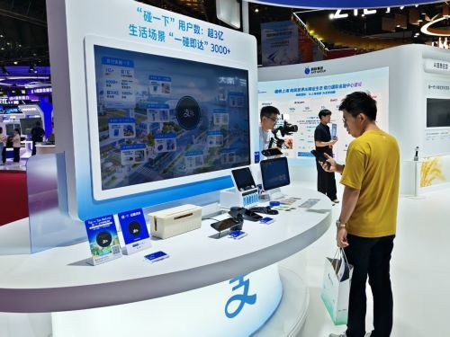 蚂蚁集团创新AI技术亮相中国国际金融展。中新网记者 姜煜 摄 蚂蚁集团创新AI技术亮相中国国际金融展。中新网记者 姜煜 摄