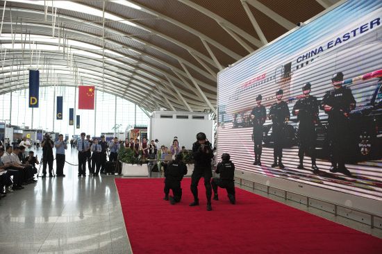上海机场公安联合航司在浦东国际机场开展反诈宣传活动。中新网记者 殷立勤 摄 上海机场公安联合航司在浦东国际机场开展反诈宣传活动。中新网记者 殷立勤 摄