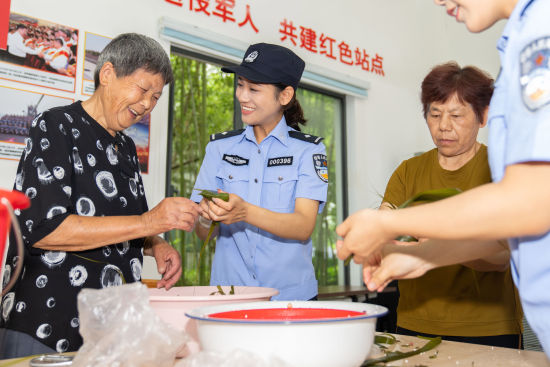 民警与村民们一起包粽子,迎接端午佳节。沈群 摄 民警与村民们一起包粽子,迎接端午佳节。沈群 摄