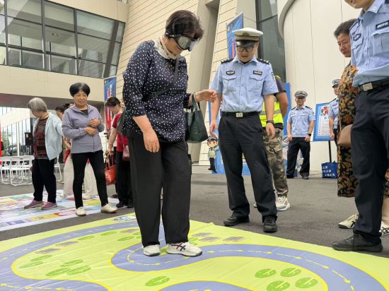 ������뻥����Ϸ���Ϻ��й����ֽ�ͨ�����ܶӹ�ͼ