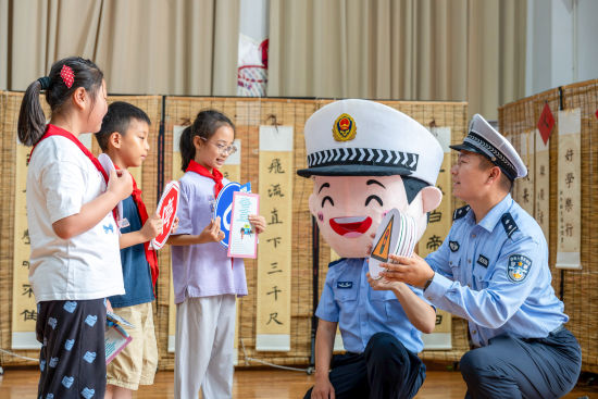 交管支队民警、辅警通过互动问答向小朋友们宣传交通安全知识。警方供图 交管支队民警、辅警通过互动问答向小朋友们宣传交通安全知识。警方供图