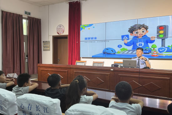 长江派出所民警在课堂上向小朋友们讲解暑期居家安全知识。警方供图 长江派出所民警在课堂上向小朋友们讲解暑期居家安全知识。警方供图