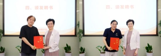 上海市高等教育学会副会长柯勤飞为新一届专委会主任委员翟勇(左一)、新一届专委会常务副主任委员林建生(左二)颁发聘书 上海市高等教育学会副会长柯勤飞为新一届专委会主任委员翟勇(左一)、新一届专委会常务副主任委员林建生(左二)颁发聘书