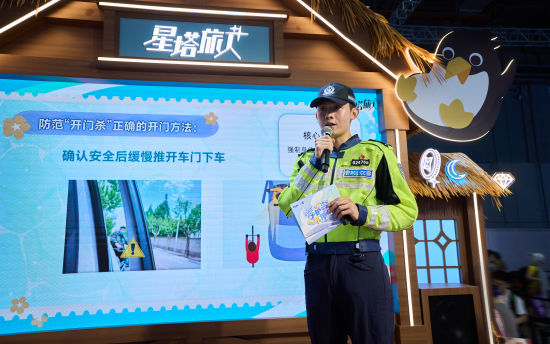 7月11“卷卷警官”亮相BW现场 7月11“卷卷警官”亮相BW现场