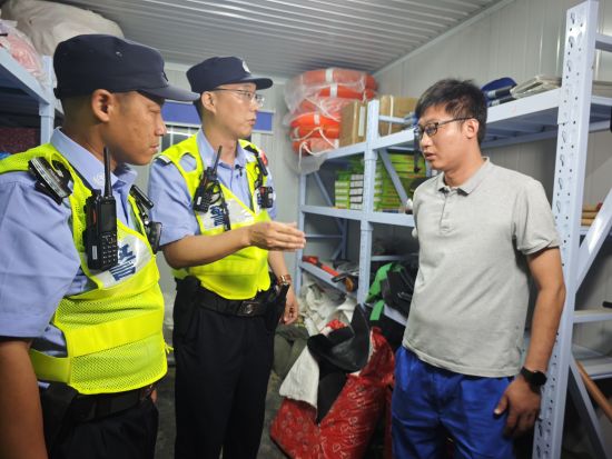 上海边防港航公安全力筑牢台风“巴威” 安全防线。上海市公安局边防和港航分局供图 上海边防港航公安全力筑牢台风“巴威” 安全防线。上海市公安局边防和港航分局供图