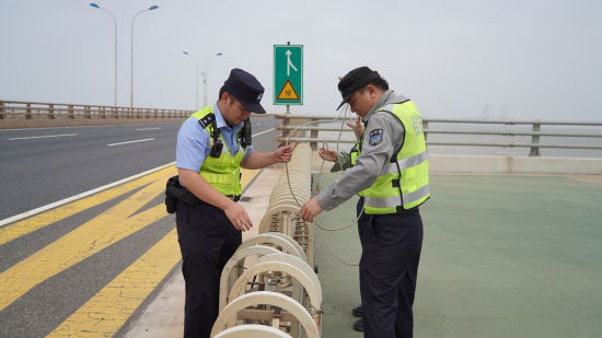上海边防港航公安全力筑牢台风“巴威” 安全防线。上海市公安局边防和港航分局供图 上海边防港航公安全力筑牢台风“巴威” 安全防线。上海市公安局边防和港航分局供图