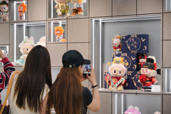 潮玩后市场品牌EVALAB千树概念店近日启幕。供图 潮玩后市场品牌EVALAB千树概念店近日启幕。供图