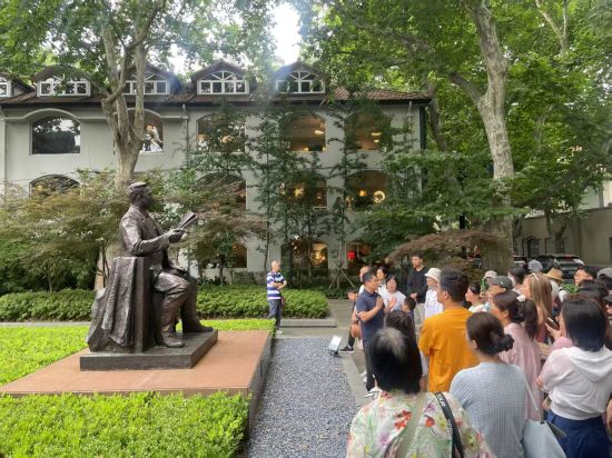 上海京剧院“梧桐树下品京剧”。 上海京剧院“梧桐树下品京剧”。