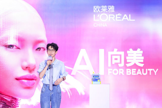 人气数码博主@老师好我叫何同学展示AI如何将需求转化为智能化解决方案 人气数码博主@老师好我叫何同学展示AI如何将需求转化为智能化解决方案