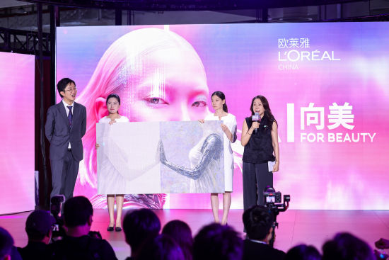 欧莱雅北亚及中国公共事务总裁兰珍珍与Yuri倾情演绎“AI向美”并展示共创画作 欧莱雅北亚及中国公共事务总裁兰珍珍与Yuri倾情演绎“AI向美”并展示共创画作