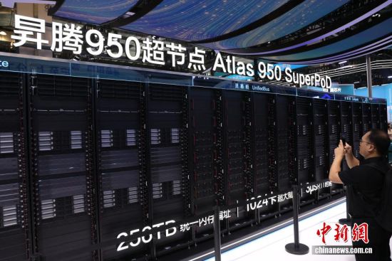 7月17日,昇腾950超节点(Atlas950SuperPoD)以业界最大规模超节点的真机形态首次与公众见面。当日,2026世界人工智能大会在上海开幕。本届大会以“智能伙伴共创未来”为核心主题,展览总面积首次突破10万平方米,1100余家企业参展,数千项前沿技术同台展示,超300款产品实现全球首发。人形机器人、高端算力芯片、多模态大模型、智能体等一大批硬核黑科技集中展出。 7月17日,昇腾950超节点(Atlas950SuperPoD)以业界最大规模超节点的真机形态首次与公众见面。当日,2026世界人工智能大会在上海开幕。本届大会以“智能伙伴共创未来”为核心主题,展览总面积首次突破10万平方米,1100余家企业参展,数千项前沿技术同台展示,超300款产品实现全球首发。人形机器人、高端算力芯片、多模态大模型、智能体等一大批硬核黑科技集中展出。