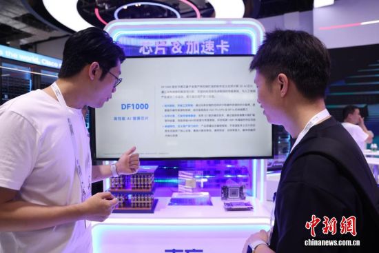 7月17日,高性能AI智算加速卡吸引观众。当日,2026世界人工智能大会在上海开幕。本届大会以“智能伙伴共创未来”为核心主题,展览总面积首次突破10万平方米,1100余家企业参展,数千项前沿技术同台展示,超300款产品实现全球首发。人形机器人、高端算力芯片、多模态大模型、智能体等一大批硬核黑科技集中展出。 7月17日,高性能AI智算加速卡吸引观众。当日,2026世界人工智能大会在上海开幕。本届大会以“智能伙伴共创未来”为核心主题,展览总面积首次突破10万平方米,1100余家企业参展,数千项前沿技术同台展示,超300款产品实现全球首发。人形机器人、高端算力芯片、多模态大模型、智能体等一大批硬核黑科技集中展出。