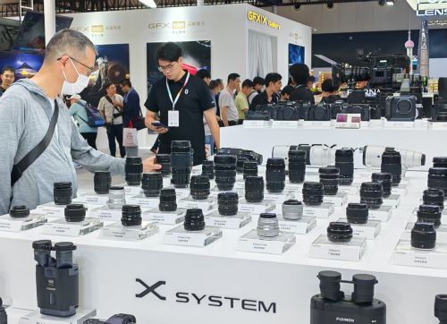 展会吸引众多专业观众。中新网记者 姜煜 摄 展会吸引众多专业观众。中新网记者 姜煜 摄