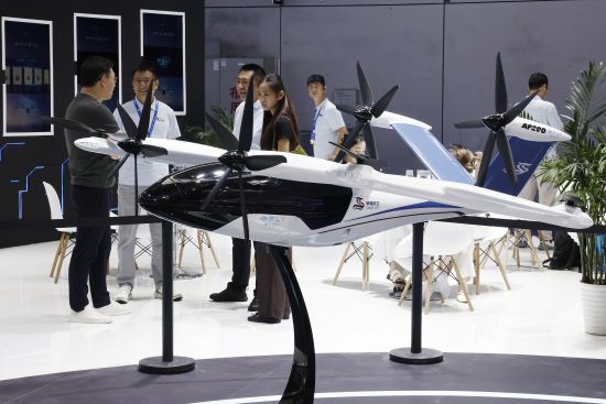 观众与华龙航空集团旗下壹飞低空出行公司工作人员交流。殷立勤 摄 观众与华龙航空集团旗下壹飞低空出行公司工作人员交流。殷立勤 摄