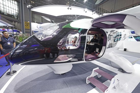 观众坐在览翌航空LE200型eVTOL客舱内,了解产品信息。殷立qin la 观众坐在览翌航空LE200型eVTOL客舱内,了解产品信息。殷立qin la