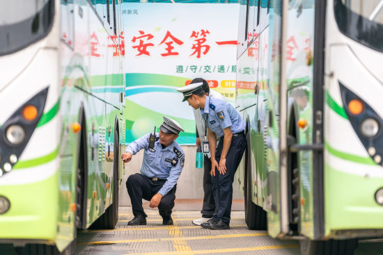 民、辅警对公交车辆轮胎磨损情况开展检查。沈群 摄 民、辅警对公交车辆轮胎磨损情况开展检查。沈群 摄