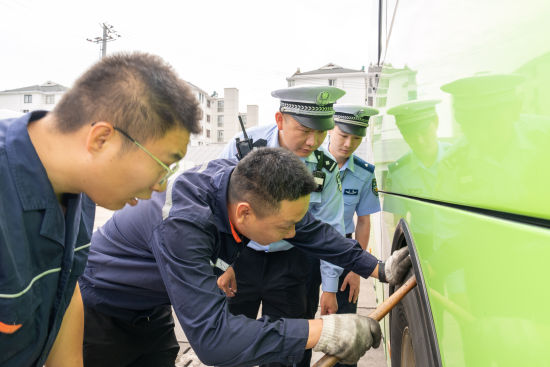 民、辅警对公交车辆轮胎磨损情况开展检查。沈群 摄 民、辅警对公交车辆轮胎磨损情况开展检查。沈群 摄