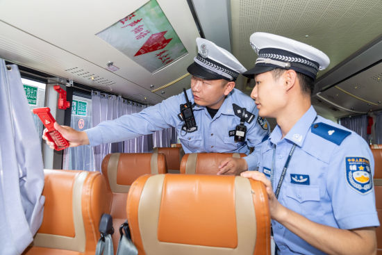 民、辅警检查公交车辆逃生装置配备情况。沈群 摄 民、辅警检查公交车辆逃生装置配备情况。沈群 摄