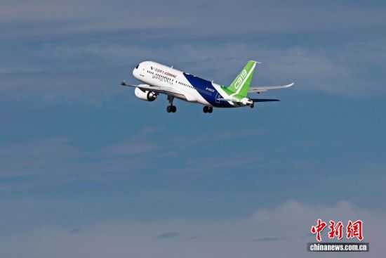7月29日7时59分,国产大型客机C919高原型首架机从上海浦东国际机场第四跑道起飞,开展首次飞行试验。空中飞行1小时59分钟,完成全部预定试飞科目,这标志着国产大型客机C919飞机系列化发展迈出重要一步。据悉,国产大型客机C919高原型在基本型基础上,采取了机身缩短、系统功能改进等针对性设计,以满足高原运行要求。图为国产大型客机C919高原型首架机从上海浦东国际机场第四跑道起飞,开展首次飞行试验。 7月29日7时59分,国产大型客机C919高原型首架机从上海浦东国际机场第四跑道起飞,开展首次飞行试验。空中飞行1小时59分钟,完成全部预定试飞科目,这标志着国产大型客机C919飞机系列化发展迈出重要一步。据悉,国产大型客机C919高原型在基本型基础上,采取了机身缩短、系统功能改进等针对性设计,以满足高原运行要求。图为国产大型客机C919高原型首架机从上海浦东国际机场第四跑道起飞,开展首次飞行试验。