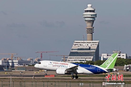 7月29日7时59分,国产大型客机C919高原型首架机从上海浦东国际机场第四跑道起飞,开展首次飞行试验。空中飞行1小时59分钟,完成全部预定试飞科目,这标志着国产大型客机C919飞机系列化发展迈出重要一步。据悉,国产大型客机C919高原型在基本型基础上,采取了机身缩短、系统功能改进等针对性设计,以满足高原运行要求。图为国产大型客机C919高原型首架机从上海浦东国际机场第四跑道起飞,开展首次飞行试验。 7月29日7时59分,国产大型客机C919高原型首架机从上海浦东国际机场第四跑道起飞,开展首次飞行试验。空中飞行1小时59分钟,完成全部预定试飞科目,这标志着国产大型客机C919飞机系列化发展迈出重要一步。据悉,国产大型客机C919高原型在基本型基础上,采取了机身缩短、系统功能改进等针对性设计,以满足高原运行要求。图为国产大型客机C919高原型首架机从上海浦东国际机场第四跑道起飞,开展首次飞行试验。