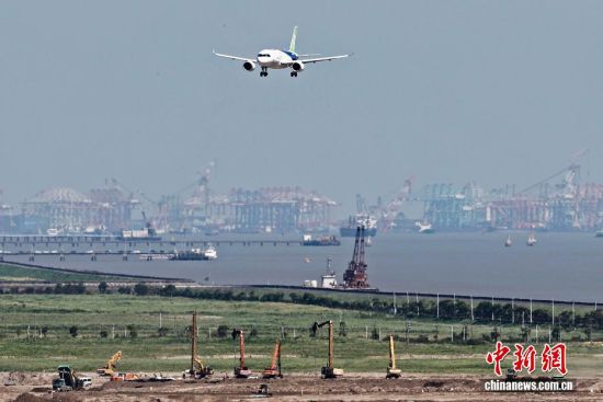 7月29日7时59分,国产大型客机C919高原型首架机从上海浦东国际机场第四跑道起飞,开展首次飞行试验。空中飞行1小时59分钟,完成全部预定试飞科目,这标志着国产大型客机C919飞机系列化发展迈出重要一步。据悉,国产大型客机C919高原型在基本型基础上,采取了机身缩短、系统功能改进等针对性设计,以满足高原运行要求。图为国产大型客机C919高原型首架机完成飞行试验,返回上海浦东国际机场。 7月29日7时59分,国产大型客机C919高原型首架机从上海浦东国际机场第四跑道起飞,开展首次飞行试验。空中飞行1小时59分钟,完成全部预定试飞科目,这标志着国产大型客机C919飞机系列化发展迈出重要一步。据悉,国产大型客机C919高原型在基本型基础上,采取了机身缩短、系统功能改进等针对性设计,以满足高原运行要求。图为国产大型客机C919高原型首架机完成飞行试验,返回上海浦东国际机场。