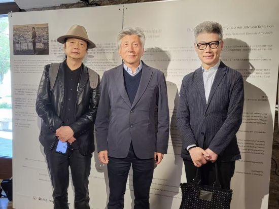 范迪安(中)、尚辉(右)和浙江大学教授王小松在展览现场合影。 受访者供图 范迪安(中)、尚辉(右)和浙江大学教授王小松在展览现场合影。 受访者供图