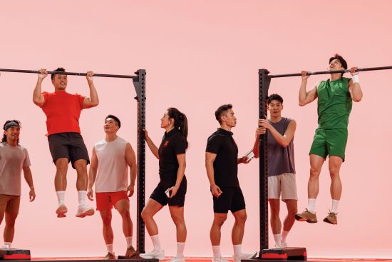 汪顺与lululemon大使带领队员展开引体向上挑战 汪顺与lululemon大使带领队员展开引体向上挑战