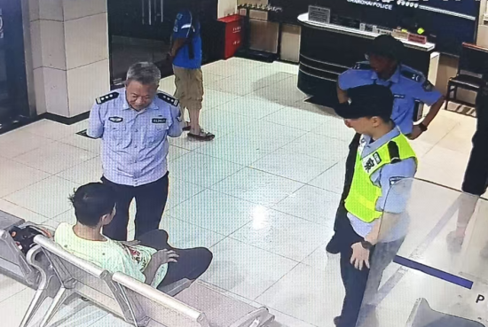 民警深夜帮助迷失在高速上的少年。 民警深夜帮助迷失在高速上的少年。