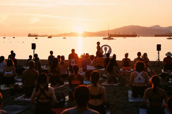 赛前,lululemon开设了丰富的瑜伽课程;赛后,日落音乐庆典在斯坦利公园开展,为跑者带来难忘体验 赛前,lululemon开设了丰富的瑜伽课程;赛后,日落音乐庆典在斯坦利公园开展,为跑者带来难忘体验