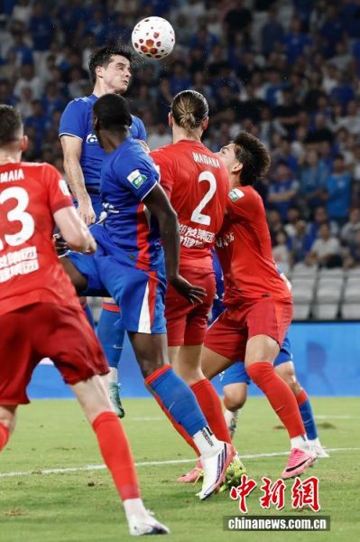 8��15������2026�����й����򳬼�������23�ֱ����У��Ϻ��껨������4��1սʤ���϶ӡ�ͼΪ�Ϻ��껨����Ա��������л���ڱ���������ͷ��