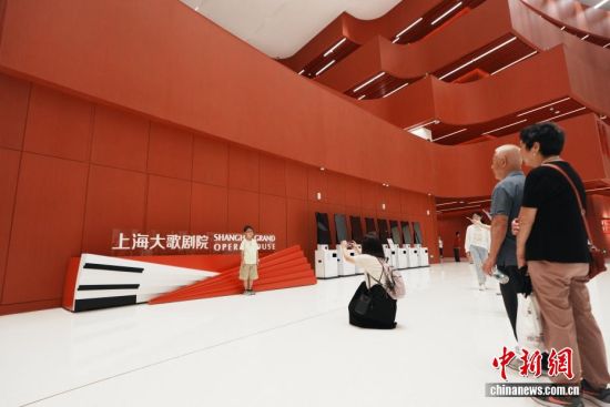 8月21日晚,上海大歌剧院开展芭蕾舞剧《寻找木卡姆》内部压力测试演出。此次测试旨在全面检验剧场各项软硬件设施,为10月17日正式开幕及后续常态化运营做准备。图为观众在上海大歌剧院标识前留影。 8月21日晚,上海大歌剧院开展芭蕾舞剧《寻找木卡姆》内部压力测试演出。此次测试旨在全面检验剧场各项软硬件设施,为10月17日正式开幕及后续常态化运营做准备。图为观众在上海大歌剧院标识前留影。