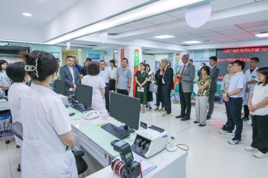 与会代表参访大连市西岗区人民广场街道预防保健门诊 与会代表参访大连市西岗区人民广场街道预防保健门诊