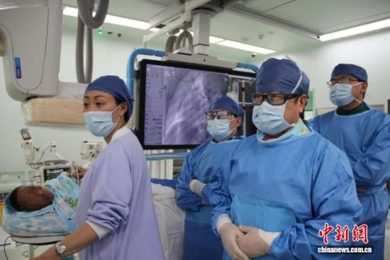 在上海德达心血管医院手术室中,医疗团队为先天性心脏病患者实施介入封堵手术。 上海德达心血管医院供图 在上海德达心血管医院手术室中,医疗团队为先天性心脏病患者实施介入封堵手术。 上海德达心血管医院供图