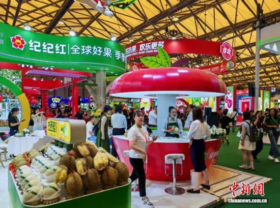 8月26日,2026中国国际水果展(CHINA FRUIT)在上海开幕,吸引全球60余个国家和地区的近300家参展商。 中新社记者 姜煜 摄 8月26日,2026中国国际水果展(CHINA FRUIT)在上海开幕,吸引全球60余个国家和地区的近300家参展商。 中新社记者 姜煜 摄