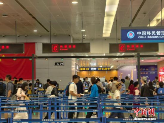 上海浦东国际机场边检大厅内,旅客有序排队。袁秀月 摄 上海浦东国际机场边检大厅内,旅客有序排队。袁秀月 摄