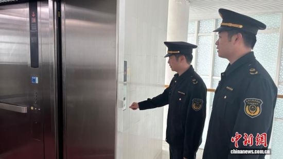 上海市场监管部门深入开展电梯领域专项执法检查,严查各类违法违规行为。 上海市市场监管局供图 上海市场监管部门深入开展电梯领域专项执法检查,严查各类违法违规行为。 上海市市场监管局供图