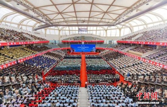 8月27日,上海交通大学2026级本科生开学典礼在闵行校区霍英东体育中心举行。 上海交通大学供图 8月27日,上海交通大学2026级本科生开学典礼在闵行校区霍英东体育中心举行。 上海交通大学供图