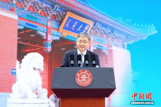 上海交通大学校长、中国科学院院士丁奎岭作主题讲演,寄语2026级本科新生。 上海交通大学供图 上海交通大学校长、中国科学院院士丁奎岭作主题讲演,寄语2026级本科新生。 上海交通大学供图
