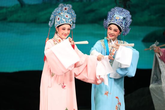 《梁山伯与祝英台》剧照。 主办方供图 《梁山伯与祝英台》剧照。 主办方供图